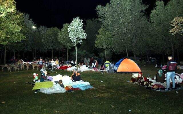 İstanbullular geceyi parklarda geçirdi