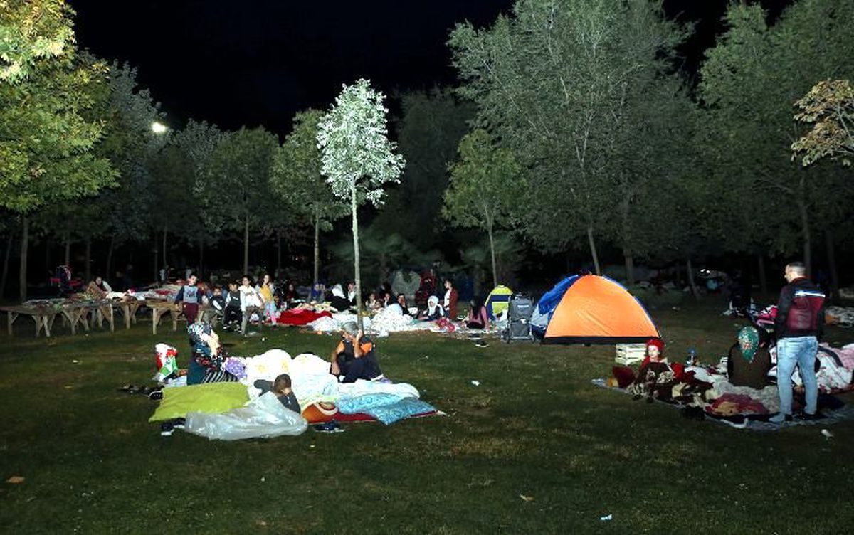 İstanbullular geceyi parklarda geçirdi