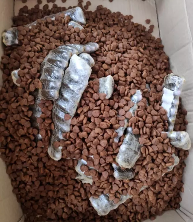 Kedi mamasında uyuşturucuya 3 tutuklama Kedi mamasında uyuşturucuya 3 tutuklama