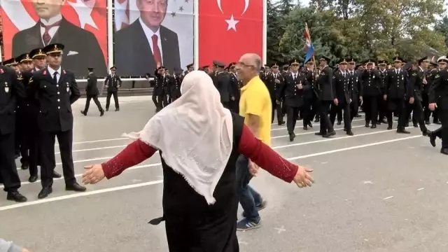 (Özel) Yüzlerce asker arasında gözyaşlarıyla (Özel) Yüzlerce asker arasında gözyaşlarıyla