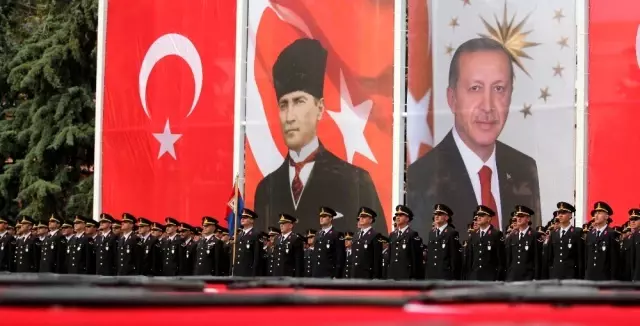 (Özel) Yüzlerce asker arasında gözyaşlarıyla 'Ali'sini aradı (Özel) Yüzlerce asker arasında gözyaşlarıyla 'Ali'sini aradı