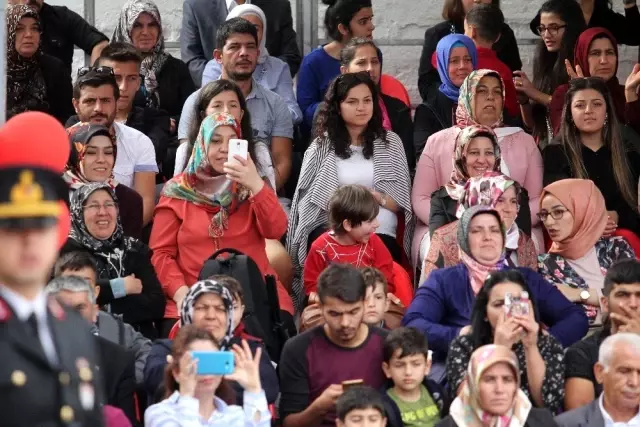 (Özel) Yüzlerce asker arasında gözyaşlarıyla 'Ali'sini aradı (Özel) Yüzlerce asker arasında gözyaşlarıyla 'Ali'sini aradı