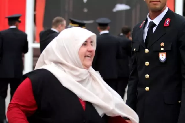 (Özel) Yüzlerce asker arasında gözyaşlarıyla 'Ali'sini aradı (Özel) Yüzlerce asker arasında gözyaşlarıyla 'Ali'sini aradı