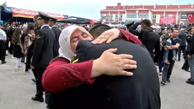 (Özel) Yüzlerce asker arasında gözyaşlarıyla 'Ali'sini aradı (Özel) Yüzlerce asker arasında gözyaşlarıyla 'Ali'sini aradı