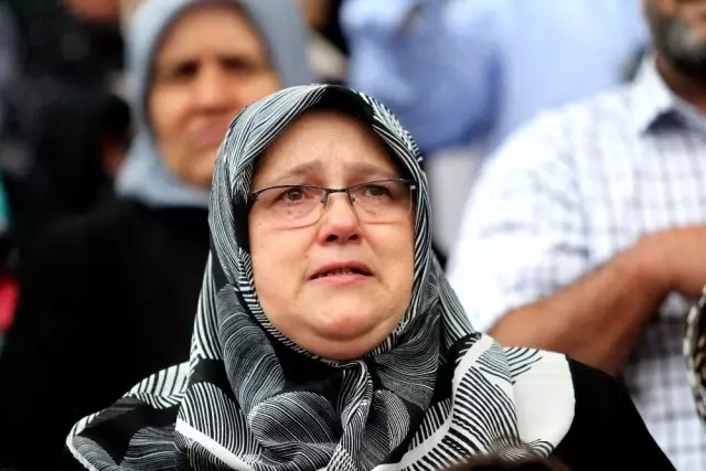 (Özel) Yüzlerce asker arasında gözyaşlarıyla 'Ali'sini aradı (Özel) Yüzlerce asker arasında gözyaşlarıyla 'Ali'sini aradı