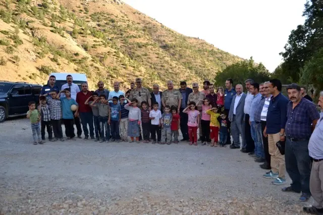 Sason'da köylerini ziyaret eden kaymakamı, asker selamıyla karşıladılar Sason'da köylerini ziyaret eden kaymakamı, asker selamıyla karşıladılar