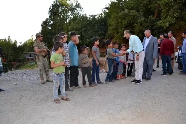 Sason'da köylerini ziyaret eden kaymakamı, asker selamıyla karşıladılar Sason'da köylerini ziyaret eden kaymakamı, asker selamıyla karşıladılar