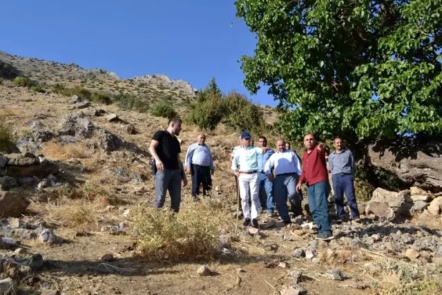 Sason'da köylerini ziyaret eden kaymakamı, asker selamıyla karşıladılar Sason'da köylerini ziyaret eden kaymakamı, asker selamıyla karşıladılar