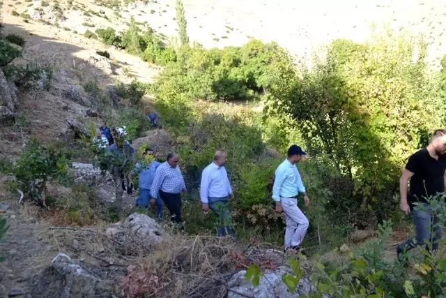Sason'da köylerini ziyaret eden kaymakamı, asker selamıyla karşıladılar Sason'da köylerini ziyaret eden kaymakamı, asker selamıyla karşıladılar