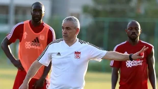 Sivasspor'da hedef lideri yenmek! Takımda 4 eksik... Sivasspor'da hedef lideri yenmek! Takımda 4 eksik...