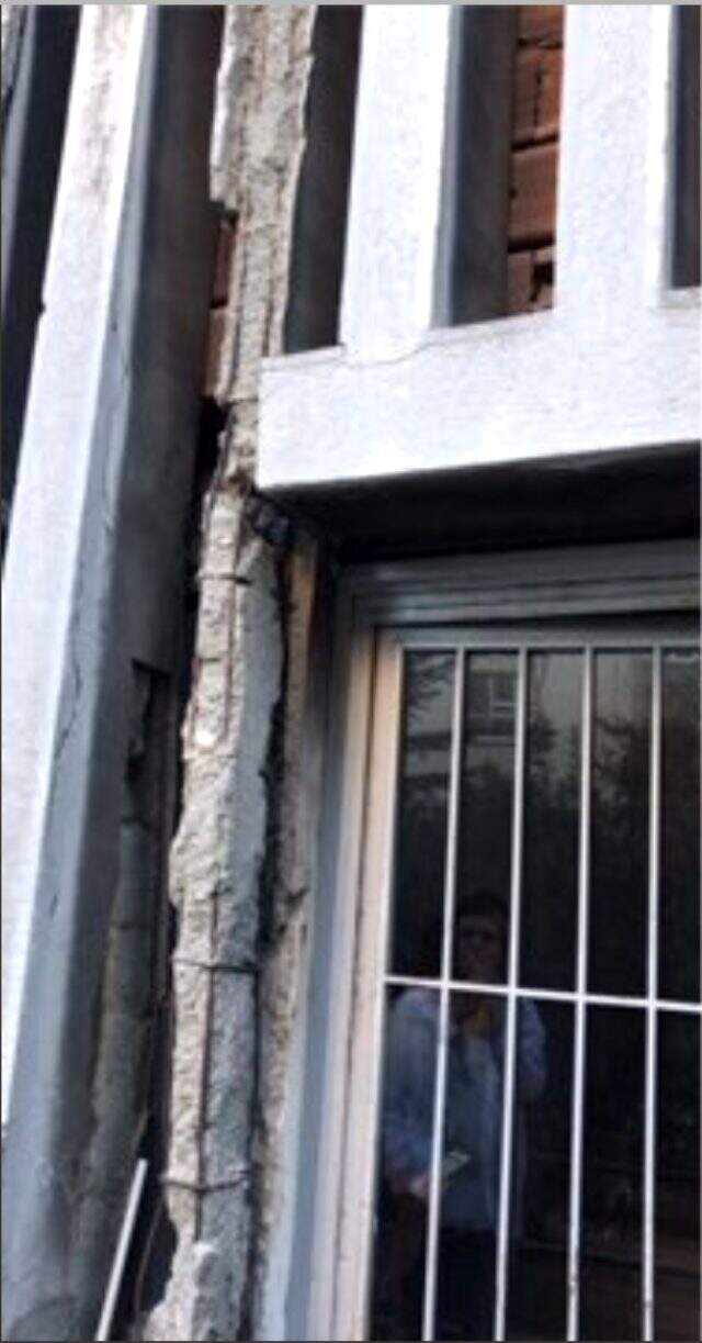 Sosyal medyada paylaşılan Çapa'daki fakülte binasının çatlakları öğrencileri korkuttu