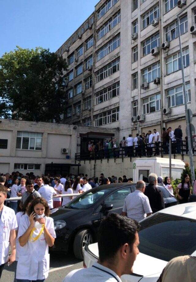 Sosyal medyada paylaşılan Çapa'daki fakülte binasının çatlakları öğrencileri korkuttu