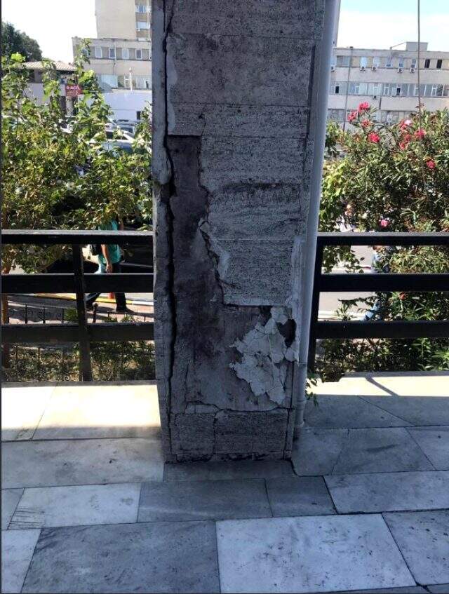 Sosyal medyada paylaşılan Çapa'daki fakülte binasının çatlakları öğrencileri korkuttu
