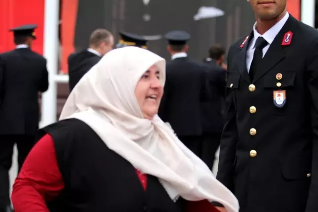 Gözü yaşlı anne, yüzlerce asker arasından oğlunu aradı Gözü yaşlı anne, yüzlerce asker arasından oğlunu aradı
