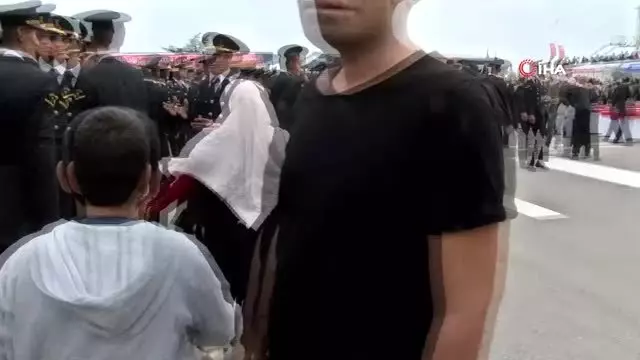 Yüzlerce asker arasında gözyaşlarıyla 'Ali'sini aradı. Yüzlerce asker arasında gözyaşlarıyla 'Ali'sini aradı.