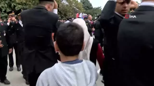 Yüzlerce asker arasında gözyaşlarıyla 'Ali'sini aradı. Yüzlerce asker arasında gözyaşlarıyla 'Ali'sini aradı.