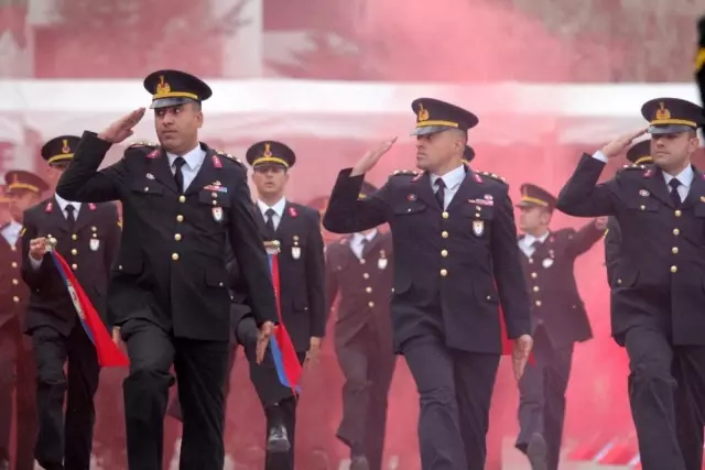 Gözü yaşlı anne, yüzlerce asker arasından oğlunu aradı Gözü yaşlı anne, yüzlerce asker arasından oğlunu aradı