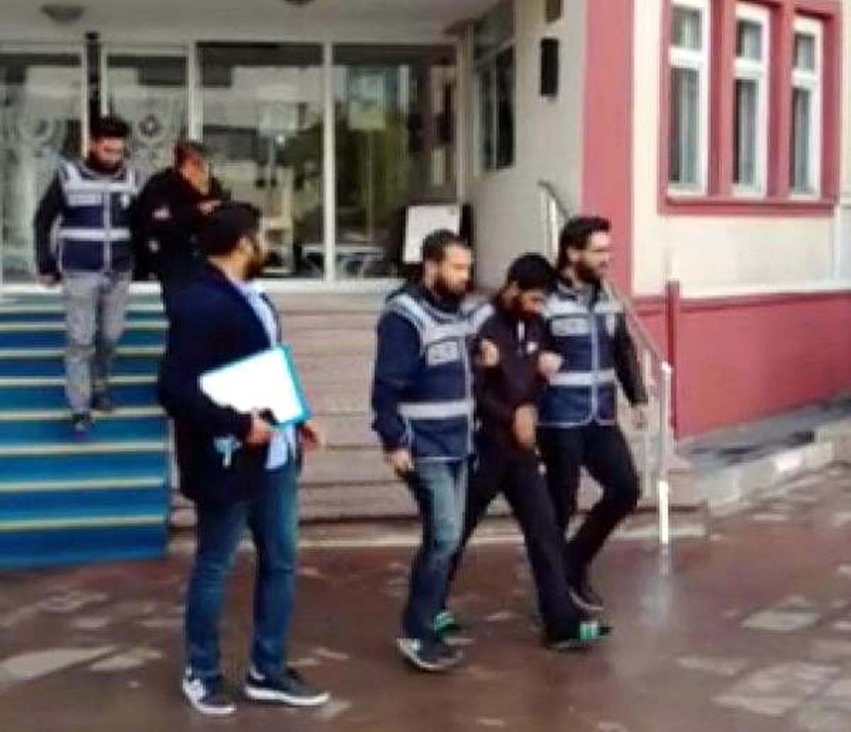 1 milyon liralık hırsızlığın şüphelileri, 200 kamera kaydı izlenerek yakalandı