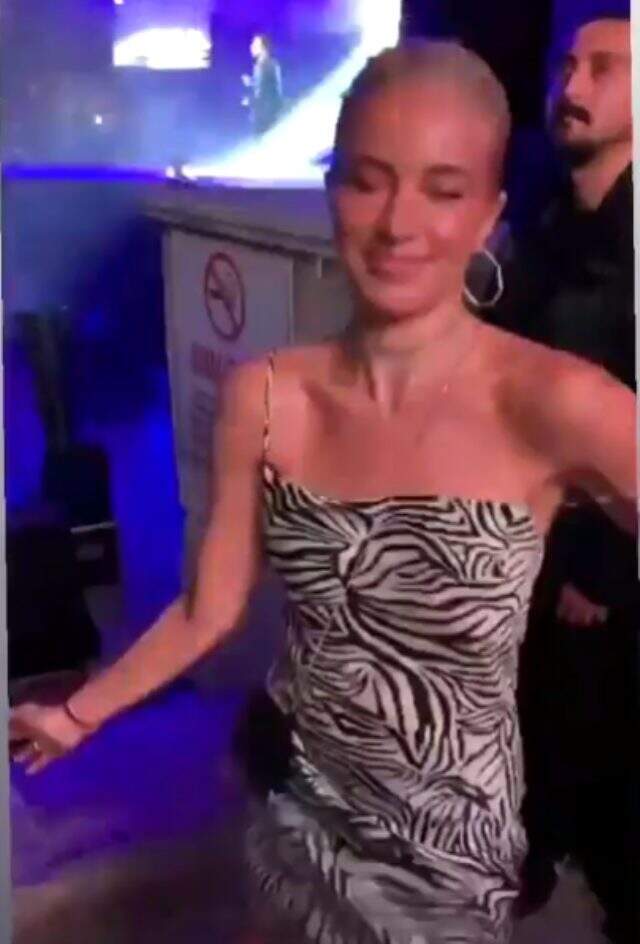 20 gün önce eşinden boşanan Burcu Esmersoy, Tarkan konserinde dağıttı