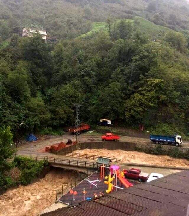 Artvin'deki selde sürüklenen kamyon kasası, ilçe değiştirdi