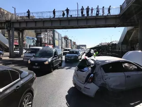 Avcılar'da yol ayrımındaki kaldırıma çarpan otomobil yola savruldu Avcılar'da yol ayrımındaki kaldırıma çarpan otomobil yola savruldu