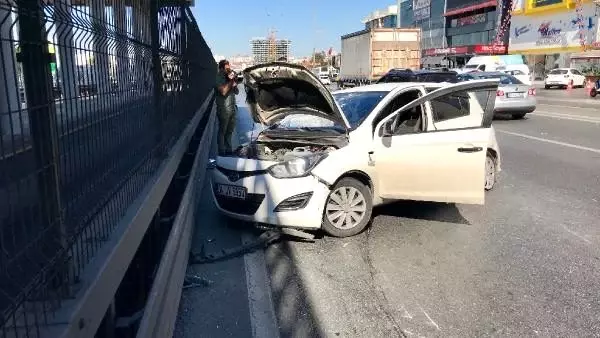 Avcılar'da yol ayrımındaki kaldırıma çarpan otomobil yola savruldu Avcılar'da yol ayrımındaki kaldırıma çarpan otomobil yola savruldu