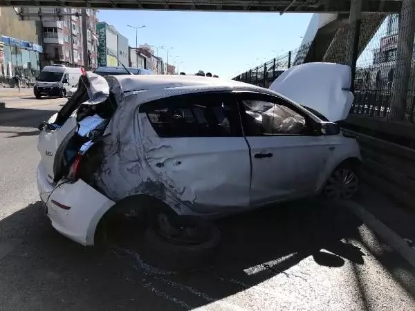 Avcılar'da yol ayrımındaki kaldırıma çarpan otomobil yola savruldu Avcılar'da yol ayrımındaki kaldırıma çarpan otomobil yola savruldu