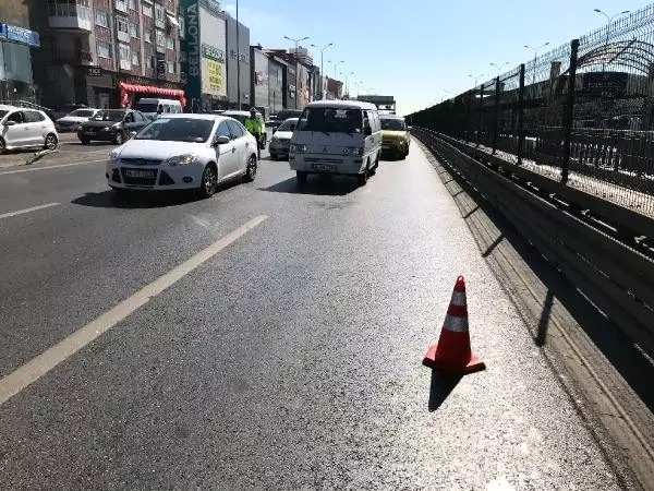 Avcılar'da yol ayrımındaki kaldırıma çarpan otomobil yola savruldu Avcılar'da yol ayrımındaki kaldırıma çarpan otomobil yola savruldu