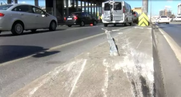 Avcılar'da yol ayrımındaki kaldırıma çarpan otomobil yola savruldu Avcılar'da yol ayrımındaki kaldırıma çarpan otomobil yola savruldu