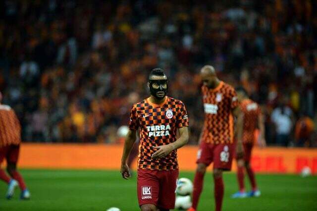 Belhanda maskeye dayanamadı ve sinirlenip çıkardı