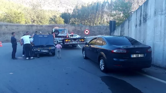 Bilecik'te iki otomobil kafa kafaya çarpıştı: 2 yaralı Bilecik'te iki otomobil kafa kafaya çarpıştı: 2 yaralı