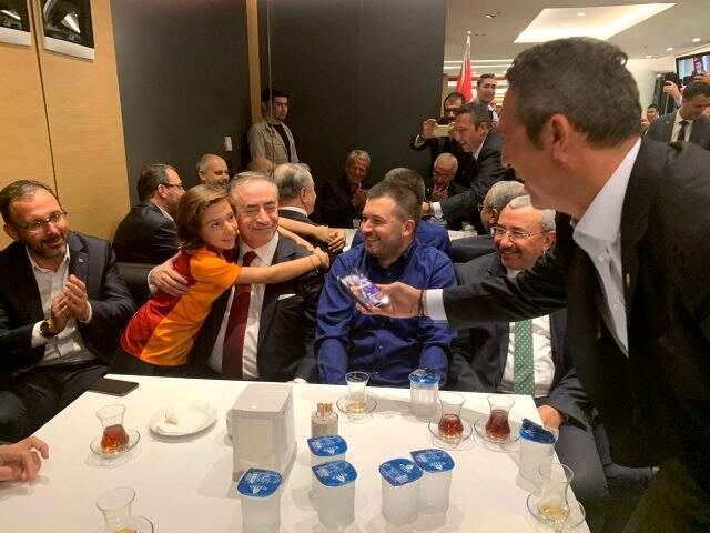 Derbi sonrası dostluk rüzgarı! Fotoğrafı Ali Koç çekti