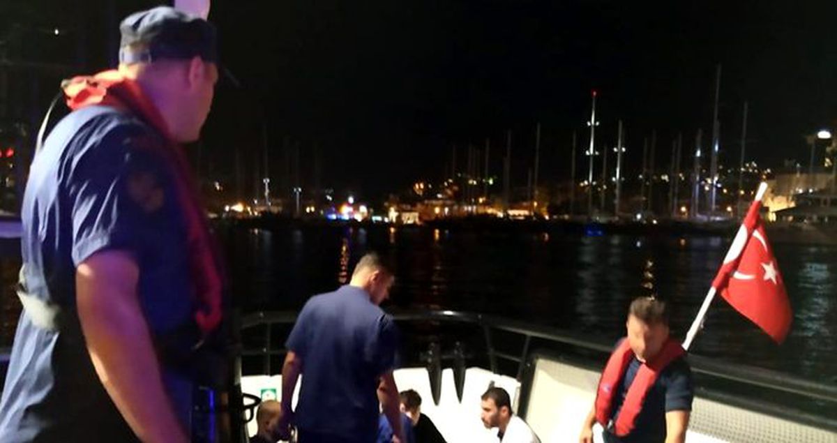 Ege Denizi'nde can pazarı! Teknesi batan düzensiz göçmenlerin imdadına Türk askeri yetişti