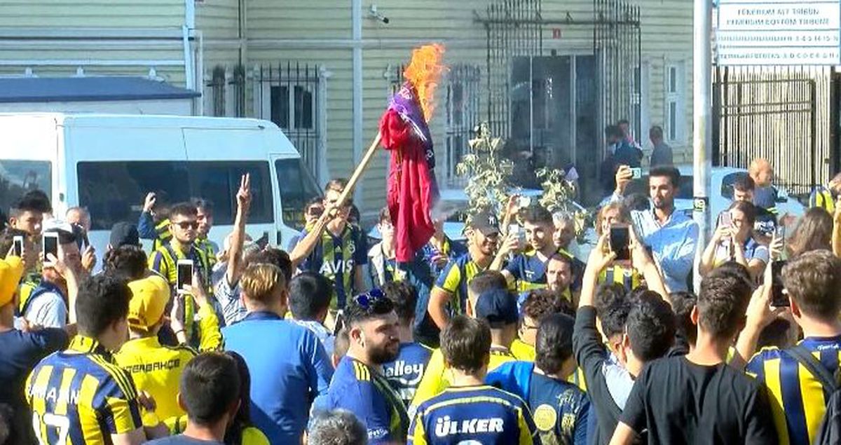 Fenerbahçe taraftarı Galatasaray forması yaktı