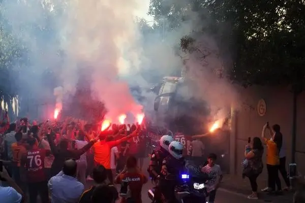 Galatasaray kafilesi tesislerden ayrıldı Galatasaray kafilesi tesislerden ayrıldı
