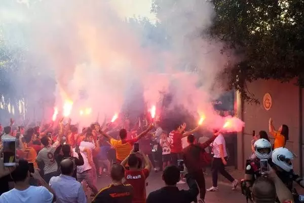 Galatasaray kafilesi tesislerden ayrıldı Galatasaray kafilesi tesislerden ayrıldı