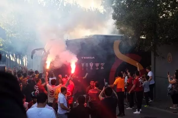 Galatasaray kafilesi tesislerden ayrıldı Galatasaray kafilesi tesislerden ayrıldı