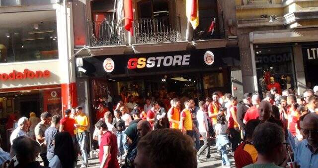 Galatasaray taraftarından polise tezahürat!