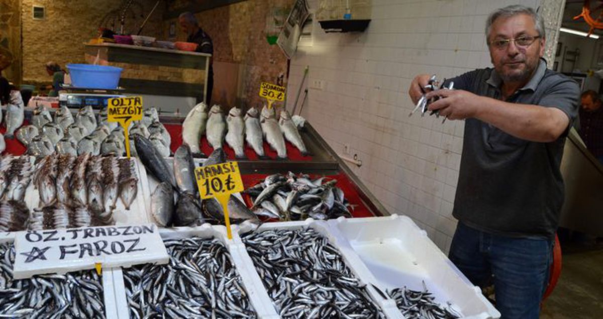 Hamsi bollaşınca fiyatı 25 TL'den 10 TL'ye düştü