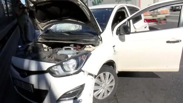 İstanbul-avcılar'da yol ayrımındaki kaldırıma çarpan otomobil yola savruldu İstanbul-avcılar'da yol ayrımındaki kaldırıma çarpan otomobil yola savruldu