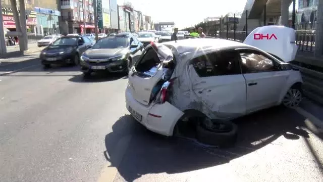 İstanbul-avcılar'da yol ayrımındaki kaldırıma çarpan otomobil yola savruldu İstanbul-avcılar'da yol ayrımındaki kaldırıma çarpan otomobil yola savruldu