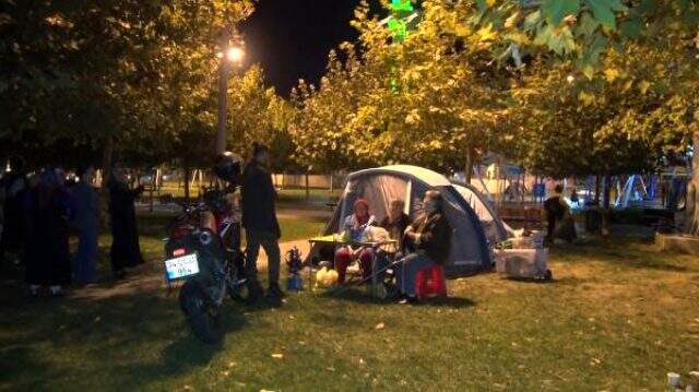 İstanbul depreminin 2. gününde bazı vatandaşlar parklarda kalmaya devam ediyor