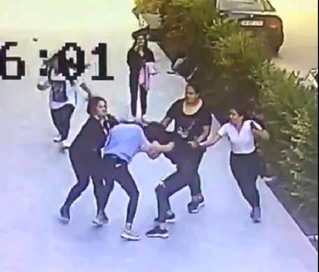 İzmir'de bir kız, tartıştığı 5 kız tarafından tekme tokat darp edildi