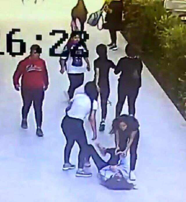 İzmir'de bir kız, tartıştığı 5 kız tarafından tekme tokat darp edildi