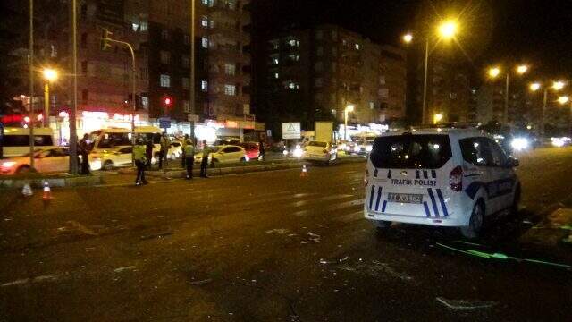 Kırmızı ışıkta geçen otomobilin kaza yapması sonucu 7 kişi yaralandı