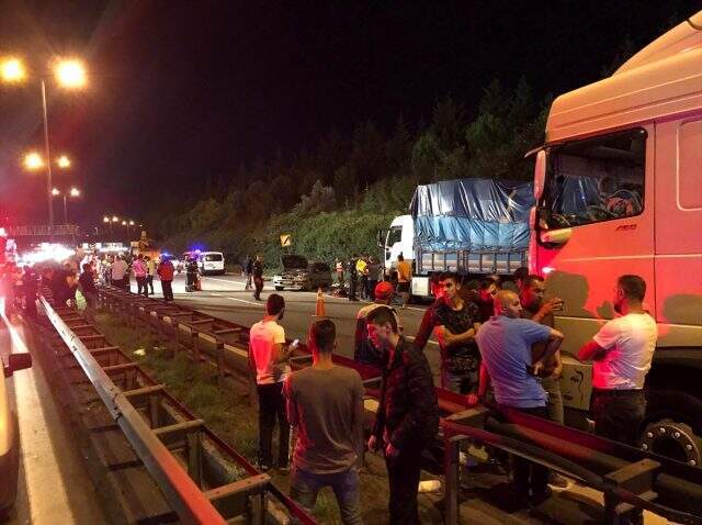 Kocaeli Anadolu Otoyolu'nda zincirleme trafik kazası: 3 ölü, 3 yaralı
