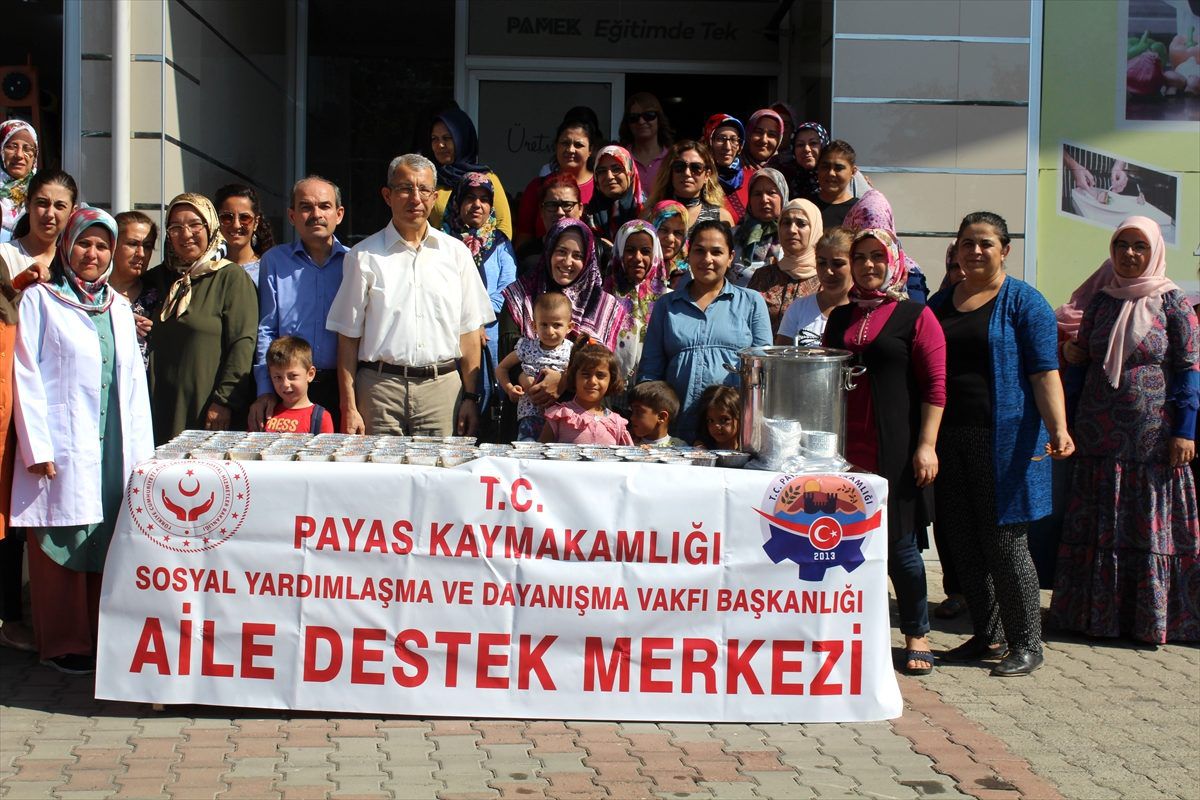 Payas'ta aşure ikramı