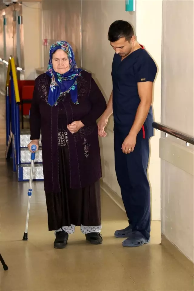 Sedyeyle geldiği hastaneden yürüyerek çıkmak istiyor Sedyeyle geldiği hastaneden yürüyerek çıkmak istiyor