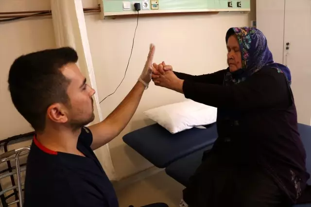 Sedyeyle geldiği hastaneden yürüyerek çıkmak istiyor Sedyeyle geldiği hastaneden yürüyerek çıkmak istiyor