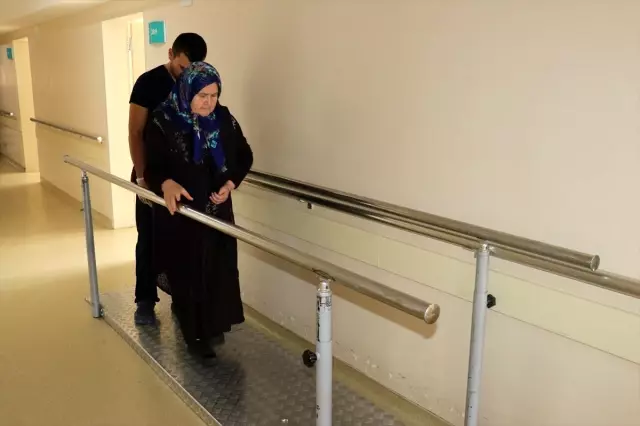 Sedyeyle geldiği hastaneden yürüyerek çıkmak istiyor Sedyeyle geldiği hastaneden yürüyerek çıkmak istiyor